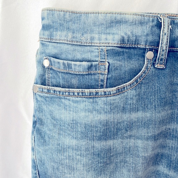 Torrid HIGH RISE SHORT SHORT - VINTAGE STRETCH LIGHT WASH  Size 26 (4X) - Picture 6 of 8